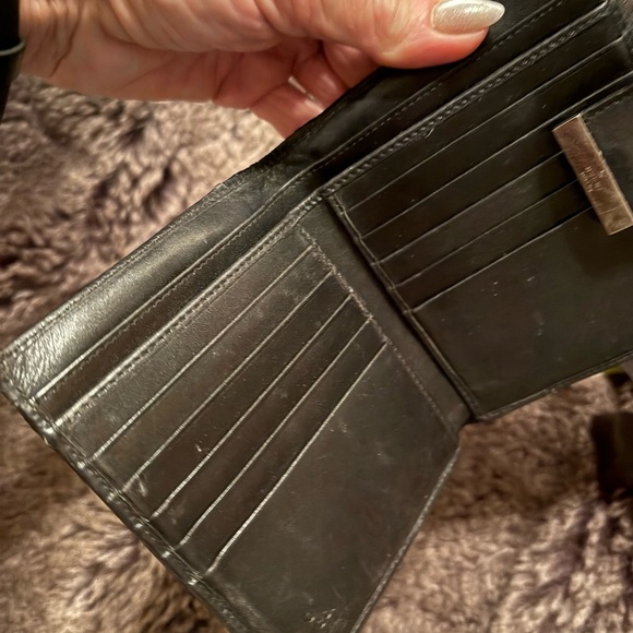 Elegant Black and Red Floral Women's Gucci wristlet - Picture 2 of 11